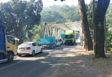 Truk Mogok Sebabkan Kemacetan Panjang di Jalan Transyogi Tamansari