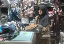 Tahun Ajaran Baru Sekolah, Pedagang Seragam diserbu Pembeli di Pasar Cisarua