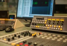 Menolak Punah, Mengapa Pendengar Radio Tetap Setia di Era Digital?