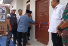 Camat Caringin  dan RT Saksikan Serah Terima Kunci Bedah Rumah PWO