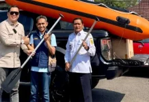 Ketua Komisi I DPRD Berikan Bantuan Perahu Karet kepada Katar Cibinong