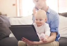 Screen Time sebelum Usia 2 Tahun Bisa Ganggu Perkembangan Otak Bayi