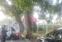 Laka Tunggal Minibus Tabrak Beton Jembatan dan Tiang Listrik di Jalur Puncak