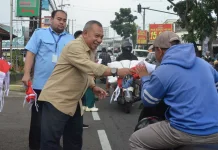 Diskominfo Kabupaten Bogor Bagikan Bendera Merah Putih Sambut Bulan Kemerdekaan
