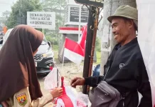 Pedagang Bendera di Puncak Bogor Keluhkan Sepi Pembeli