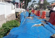 Ancam Keselamatan, Warga Minta Pemkab Bogor Perbaiki Jalan Longsor di Puncak