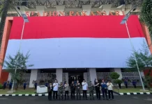 Sambut HUT RI ke-81, Damkar Kabupaten Bogor Kibarkan Bendera Raksasa di Pakansari