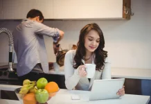 Istri Bergaji Lebih Tinggi, Bagaimana Perasaan Suami? Ini Kata Psikolog