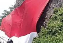 Bendera Merah Putih Raksasa Berkibar di Puncak Gunung Munara