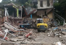 Petugas Tertibkan Bangunan Liar di lahan PTPN Puncak Bogor