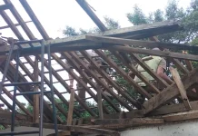 Warga Gotong Royong Perbaiki Gedung Koramil Cariu