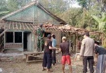 Warga Gotong Royong Perbaiki Rumah Lansia 83 Tahun di Tanjungsari Bogor