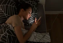 Terlalu Lama Main HP Malam Hari Bisa Ganggu Tidur, Coba 4 Cara Ini
