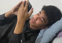 Kebiasaan Main HP sebelum Tidur Bisa Ganggu Kualitas Istirahat