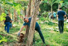 Warga Bogor Timur Bersihkan Lahan untuk Persiapan TPU