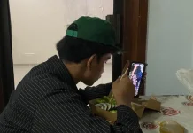 Sering Makan Sambil Main HP? Kebiasaan Sepele Ini Bisa Ganggu Momen Bersantap