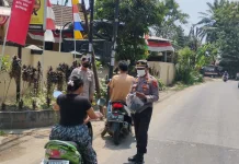 Polsek Gunungsindur Bagikan 150 Masker Gratis Cegah ISPA Debu Erupsi
