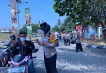 Polsek Kemang Bagikan 300 Masker Gratis Antisipasi Dampak Erupsi Gunung Krakatau