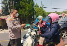 Kapolsek Cisarua Bagikan Masker Gratis Erupsi Debu Vulkanik Gunung Anak Krakatau
