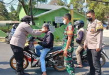 Polsek Megamendung Bagikan Masker dan Edukasi Warga Erupsi Gunung Anak Krakatau