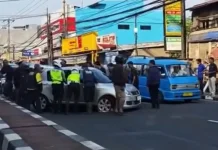 Sebuah Mobil Terguling di Jalan Raya Bogor-Jakarta Cibinong