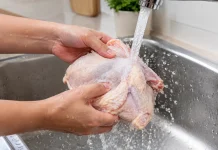 Jangan Asal Cuci Ayam Mentah, Percikan Air Bisa Sebarkan Bakteri