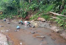 Kemarau Panjang, Warga Tegalwaru Terpaksa Mencari Sumber Air ke Tempat Lain