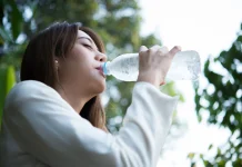 Minum Air Dingin atau Suhu Ruang, Mana yang Lebih Baik untuk Tubuh?