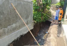 Longsor di Balumbang Jaya Ganggu Akses Jalan Warga