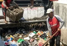 Saluran Drainase Pasar Cisarua Puncak Bogor Dipenuhi Sampah