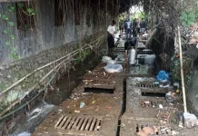 Puluhan Keramba di Saluran Drainase Puncak Megamendung Dibongkar Petugas