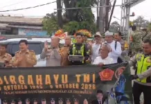 Puluhan Karangan Bunga hingga Kue Ulang Tahun Meriahkan HUT TNI di Parungpanjang