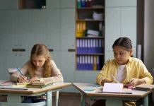 Anak Diam saat Ditanya Guru? Begini Cara Membangun Percaya Diri
