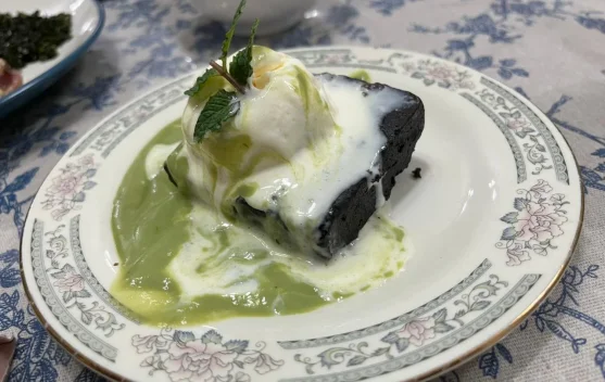 Lezatnya Brownies Matcha Cream dengan Es Krim Vanila