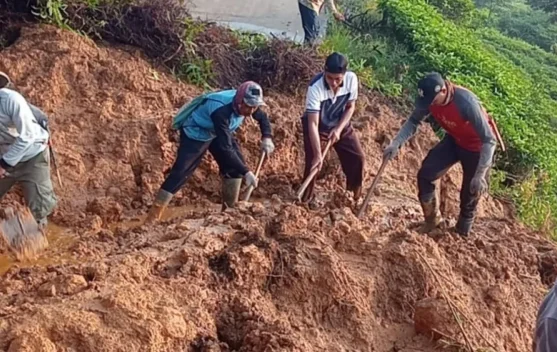 Longsor Tutup Jalan Nanggung-Jasinga, 20 Personel Sigap Buka Akses Kembali