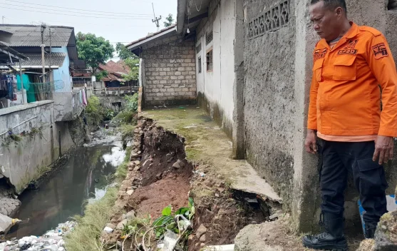 Tanah Longsor di Pasir Kuda Bogor Barat Akibat Hujan Deras dan Luapan Kali Ciomas