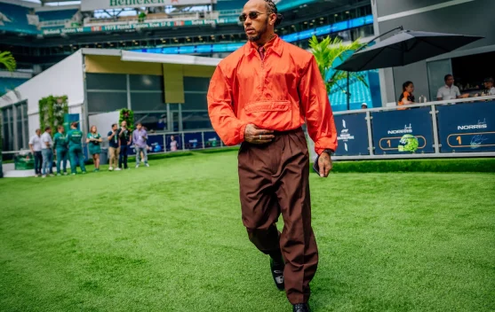 Penampilan Ikonik Hamilton Curi Perhatian di GP Miami 2026