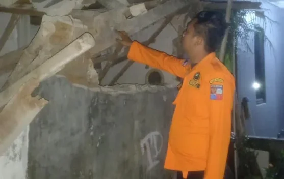 Tembok Rumah Warga di Tanah Sareal Bogor Ambruk akibat Lapuk