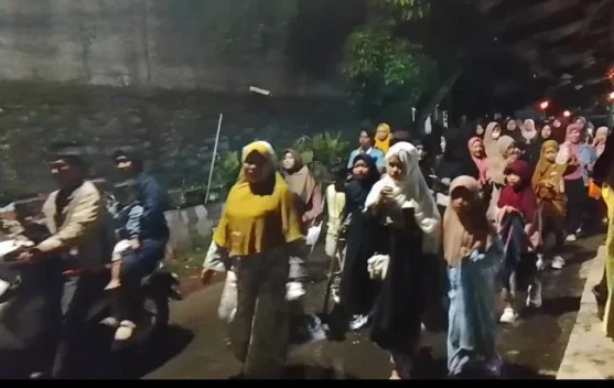 Sambut 1448 Hijriah, Ratusan Warga Cimanggu Semarakkan Malam dengan Pawai Obor