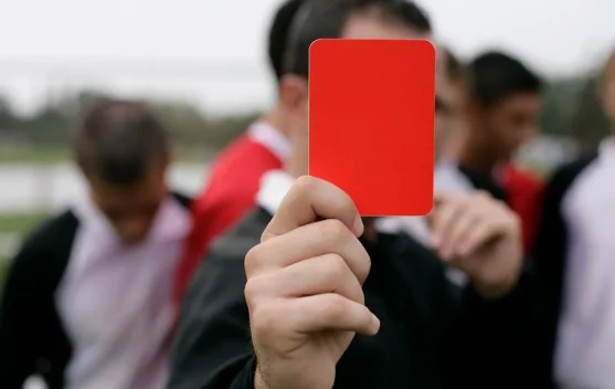 Kartu Merah karena Tutup Mulut, Mengapa FIFA Membuat Aturan Ini?
