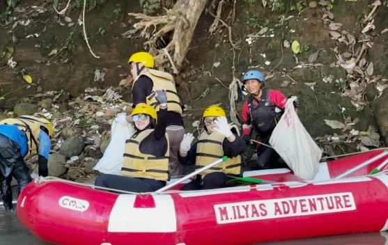 Rayakan HJB ke-544. Perumda Tirta Pakuan dan BAPPERIDA Bersihkan Sungai Cisadane