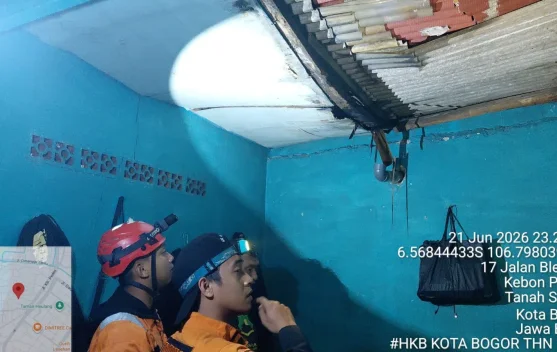 Atap Rumah Warga Kebon Pedes Ambruk akibat Cuaca Ekstrem