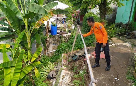 Longsor di Ciparigi Ganggu Akses Jalan Setapak Warga