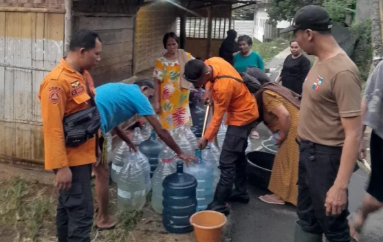 Kekeringan Melanda Wilayah Bubulak, BPBD Kota Bogor Salurkan 8.000 Liter Air Bersih