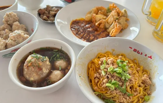 Kedai Bakso di Bogor Ini Bikin Penasaran, Kuah Kaldu 8 Jam Jadi Kunci Kelezatan