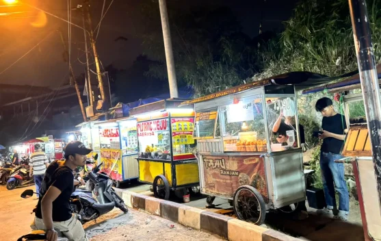 Jajanan Malam Pertigaan Cipaku Batutulis, Favorit Warga Bogor Selatan