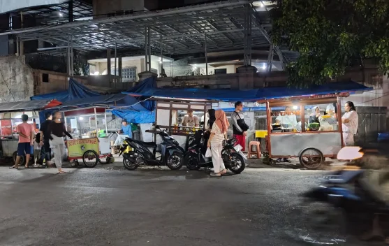 Jajanan Malam dan Cerita di Balik Gerobak Sederhana