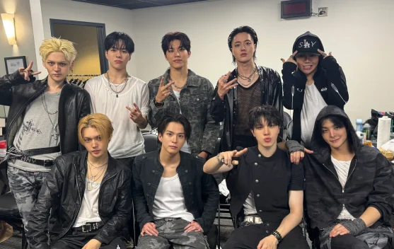 Anggota boy group TREASURE tampil dalam video performance lagu Danger dengan konsep pakaian hitam bernuansa militer.