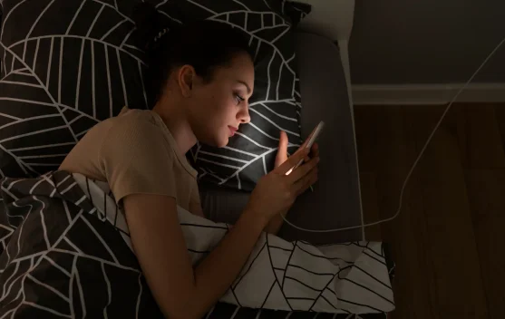 Terlalu Lama Main HP Malam Hari Bisa Ganggu Tidur, Coba 4 Cara Ini