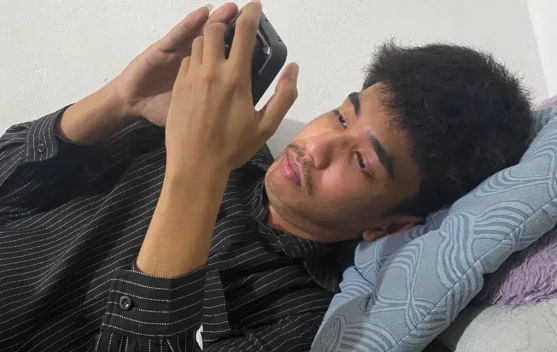 Kebiasaan Main HP sebelum Tidur Bisa Ganggu Kualitas Istirahat